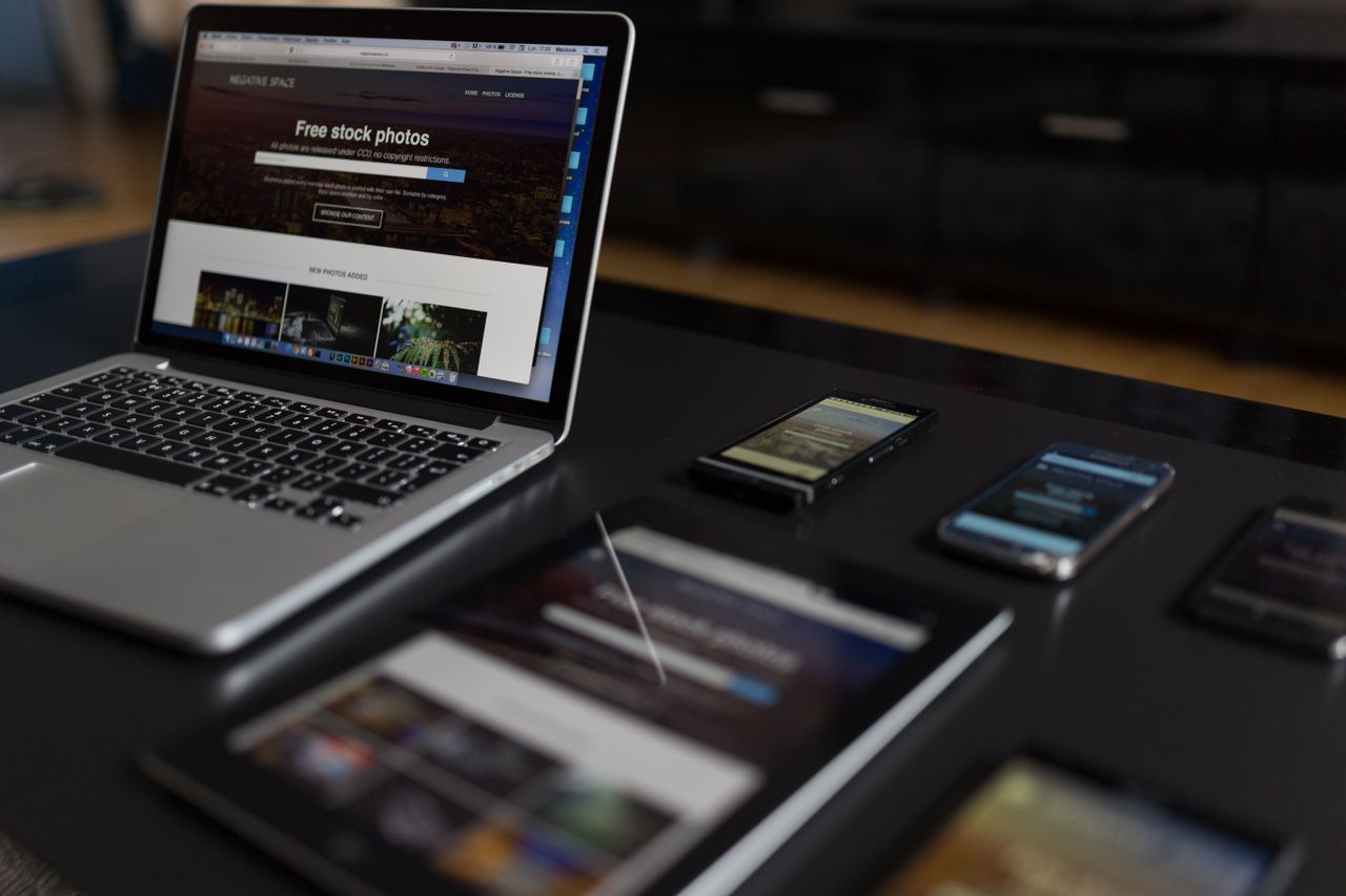 Un espace de travail moderne mettant en avant un ordinateur portable, une tablette et des smartphones, parfait pour un usage tech ou freelance.